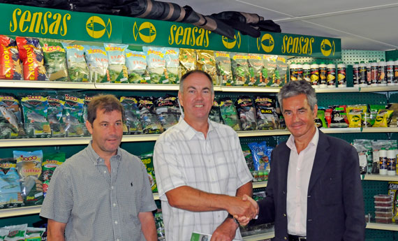 Big Al signs for Sensas. From right to left : Hugues Nello (CEO of Sensas SA), Alan Scotthorne, Jean Desqué.