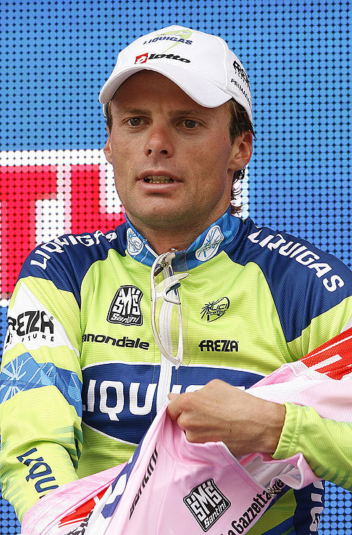 Di Luca pulls on pink jersey