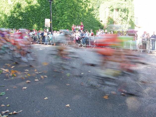 Speeding peloton