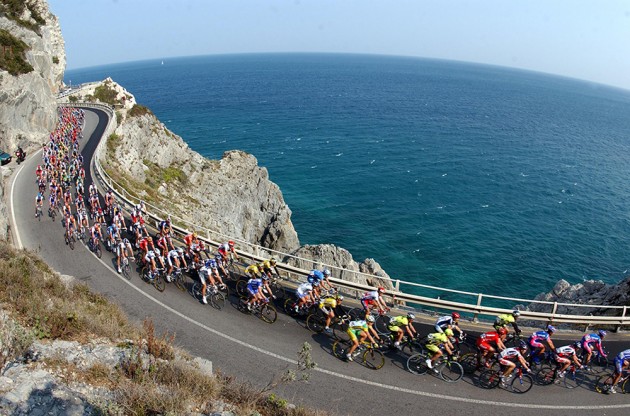 the peloton in the 2003 milan san remo