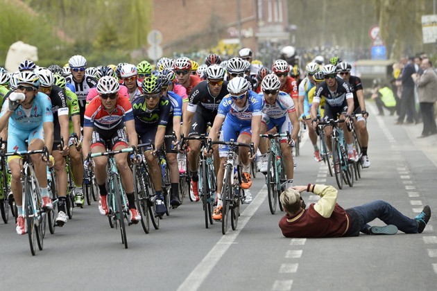 Ghent-Wevelgem man lies in the road to get a picture of the peloton