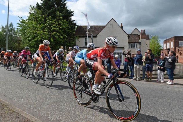 womens-tour-2014-st4-Pooley-heads-field