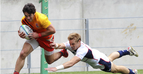 Mat Turner storms past USA's Colin Hawley during the Seven World Series in Port Elizabeth