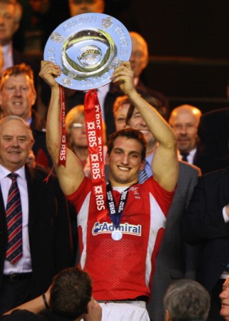 Wales captain Sam Warburton holds aloft Wales' 20th Triple Crown