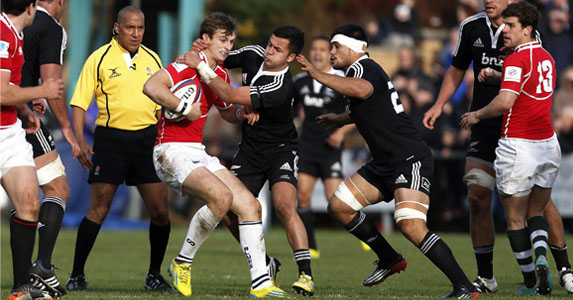 Black sea: Josh Bassett struggling to avoid the Maori All Blacks' defense
