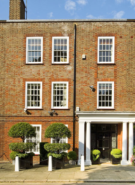 Nearest essentials Featuring over inspirational homes a year with a focus on new-build and re-planned homes, 25 Beautiful Homes helps readers with their own practical projects. Delivers real-life decorating ideas for every room of the house with 25 living rooms, kitchens, bedrooms and bathrooms.